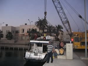 Positioning the lifting strops