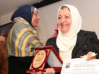 Laila shows her award