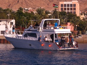 Dive boat returning
