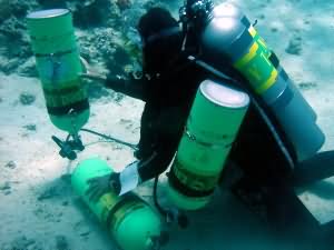 deco tank juggling on 131m Dive in Aqaba