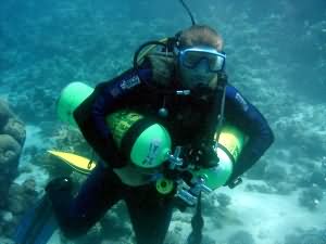 support diver brings more deco tanks for 131m Dive in Aqaba
