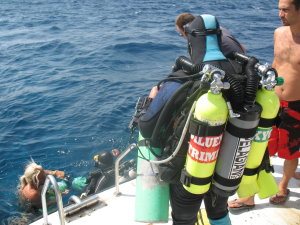 Support divers attach Dorits deco tanks